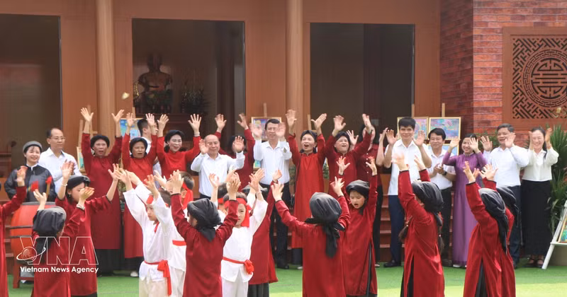 Niños interpretan el canto folclórico Xoan en el campamento cultural. (Foto: VNA)