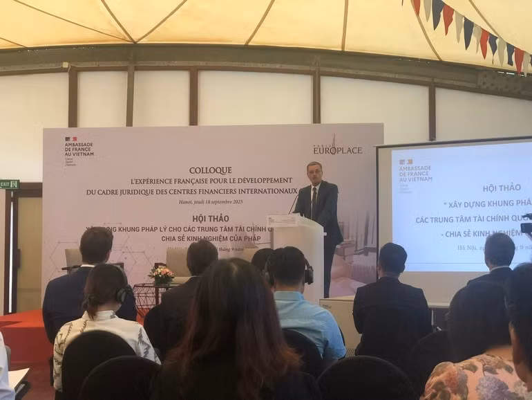 El embajador francés en Vietnam, Olivier Brochet, habla en la cita.