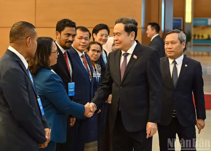 El presidente de la Asamblea Nacional de Vietnam, Tran Thanh Man, saluda a los delegados. (Foto: Nhan Dan)