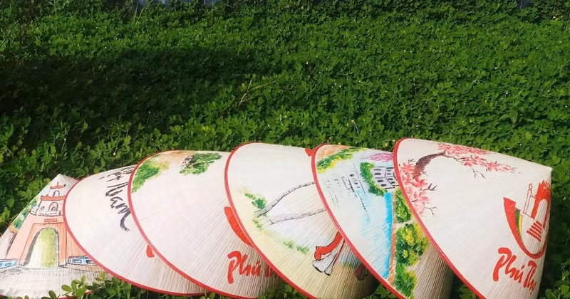 Los sombreros cónicos de Sai Nga se han convertido en un producto turístico, un regalo único para los viajeros que visitan la aldea artesanal. (Foto: langngheviet.com.vn)