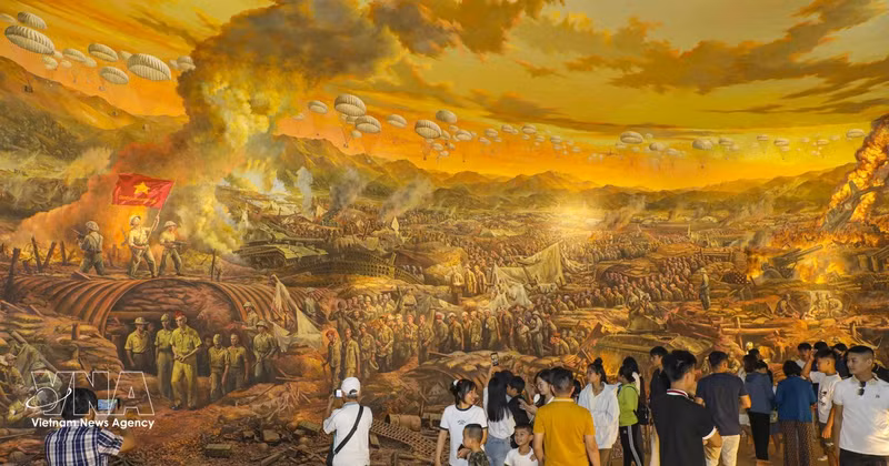 Turistas visitan la pintura panorámica de la Campaña de Dien Bien Phu en el Museo de la Victoria de Dien Bien Phu. (Foto: VNA)
