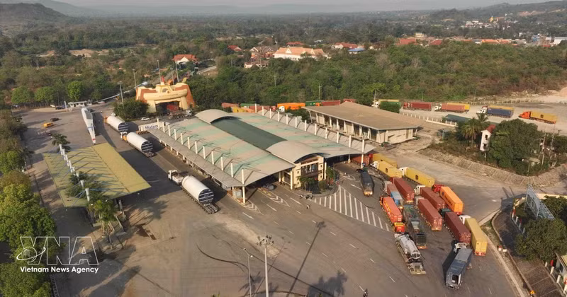 Actividades de importación y exportación en el puesto fronterizo internacional de Lao Bao, provincia de Quang Tri. (Foto: VNA)