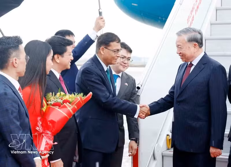 El secretario general del Partido Comunista de Vietnam y presidente del país, To Lam, es recibido en el Aeropuerto Internacional Indira Gandhi de Nueva Delhi el 5 de mayo. (Foto: VNA)