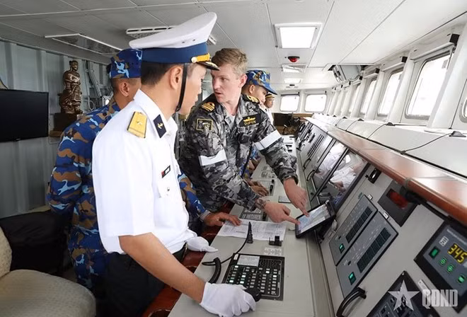 Guían al buque 016-Quang Trung hasta su atraque en la Base Naval de Coonawarra. (Fuente:https://www.qdnd.vn/)