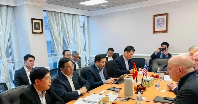 El ministro interino de Industria y Comercio de Vietnam, Le Manh Hung, se reúne con Roger Romulus Martella, director general del Grupo GE Vernova. (Fuente: Ministerio de Industria y Comercio de Vietnam)