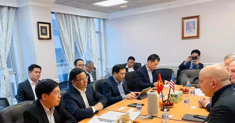 El ministro interino de Industria y Comercio de Vietnam, Le Manh Hung, se reúne con Roger Romulus Martella, director general del Grupo GE Vernova. (Fuente: Ministerio de Industria y Comercio de Vietnam)