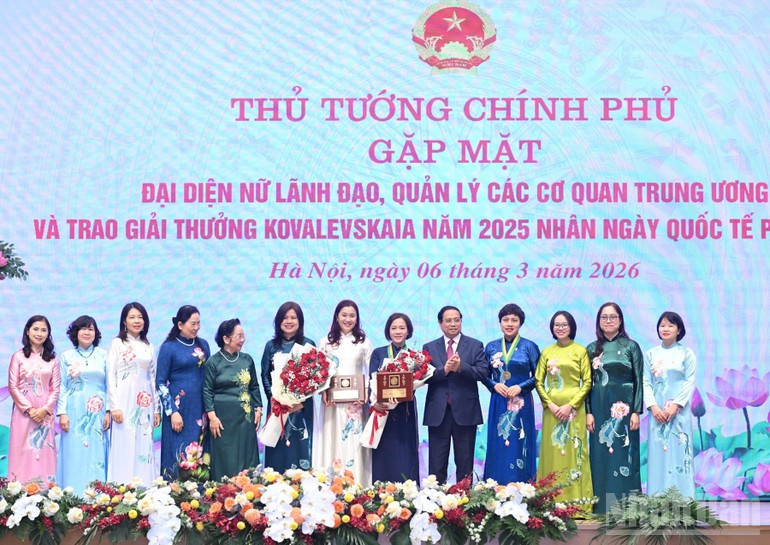 El primer ministro de Vietnam, Pham Minh Chinh, entrega Premio Kovalevskaia 2025 a la profesora Tran Thi Viet Nga, directora del Instituto de Alta Tecnología Vietnam-Japón y docente de la Universidad de Construcción de Hanói. (Foto: VNA)