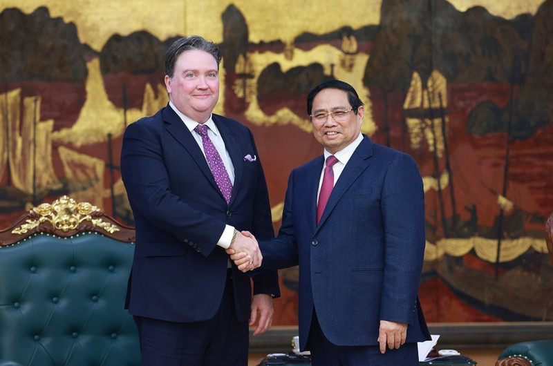 El primer ministro de Vietnam, Pham Minh Chinh, y el embajador de Estados Unidos en Hanói, Marc Knapper (Foto: VNA)