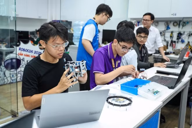 Vietnam mantiene su firme objetivo de un crecimiento económico alto, real y sostenible. En la imagen: El Club de Robótica e Internet de las Cosas (IoT) de la Universidad de Ciencias Naturales, parte de la Universidad Nacional de Ciudad Ho Chi Minh, impulsa la innovación y despierta el espíritu creativo entre los estudiantes. (Foto: thanhnien.vn)