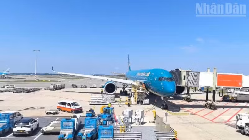 El vuelo VN83 procedente del Aeropuerto Internacional Noi Bai aterriza en el Aeropuerto de Ámsterdam-Schiphol a las 11:00 horas.