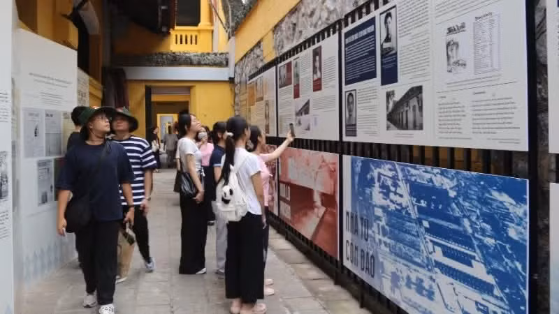 El público acude a la exposición para conocer la historia de la Prensa Revolucionaria de Vietnam.