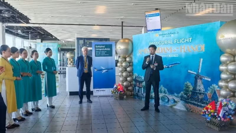 Nguyen Tien Hoang, jefe de la sucursal de Vietnam Airlines en Francia y Europa, interviene en la ceremonia de inauguración de la ruta directa Ámsterdam-Hanói, celebrada el 16 de junio en el Aeropuerto de Ámsterdam-Schiphol.