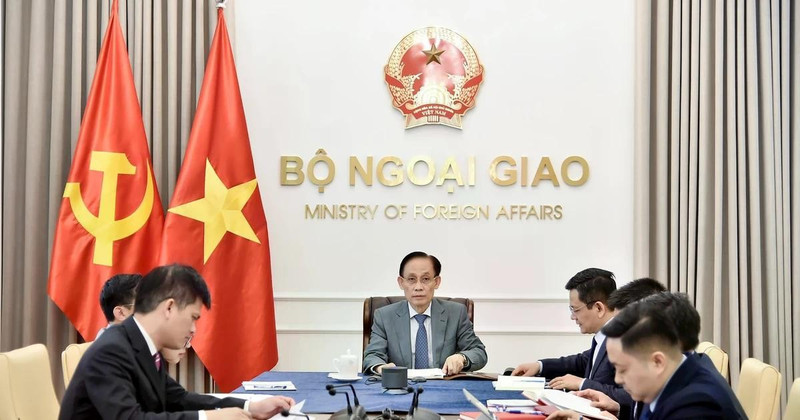 El ministro de Relaciones Exteriores de Vietnam, Le Hoai Trung, mantiene una conversación telefónica con la vicepresidenta de la Comisión Europea y alta representante de la Unión Europea para Asuntos Exteriores y Política de Seguridad, Kaja Kallas. (Foto: Ministerio de Relaciones Exteriores)
