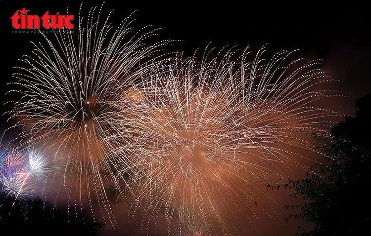 Hanoi dará la bienvenida al Tet 2026 con 34 espectáculos de fuegos artificiales distribuidos por todos los distritos, pueblos y comunas, desde la medianoche hasta las 0:15 de la víspera de Año Nuevo. (Foto: VNA)