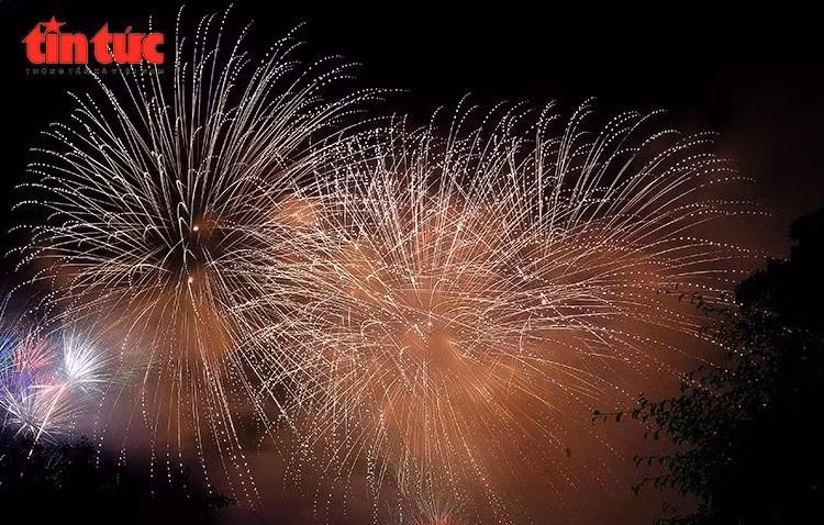 Hanoi dará la bienvenida al Tet 2026 con 34 espectáculos de fuegos artificiales distribuidos por todos los distritos, pueblos y comunas, desde la medianoche hasta las 0:15 de la víspera de Año Nuevo. (Foto: VNA)