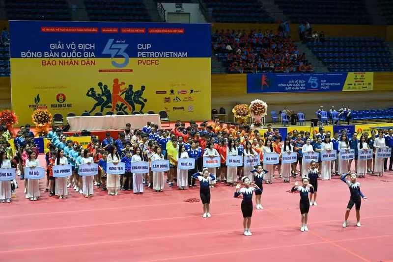 En la 43 edición del Campeonato Nacional de Tenis de Mesa del periódico Nhan Dan.
