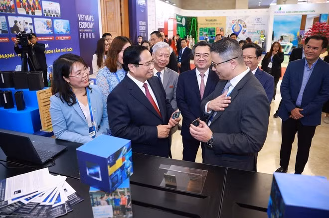 El primer ministro Pham Minh Chinh visita una exposición de productos del sector de fabricación de chips semiconductores. (Foto:VNA)
