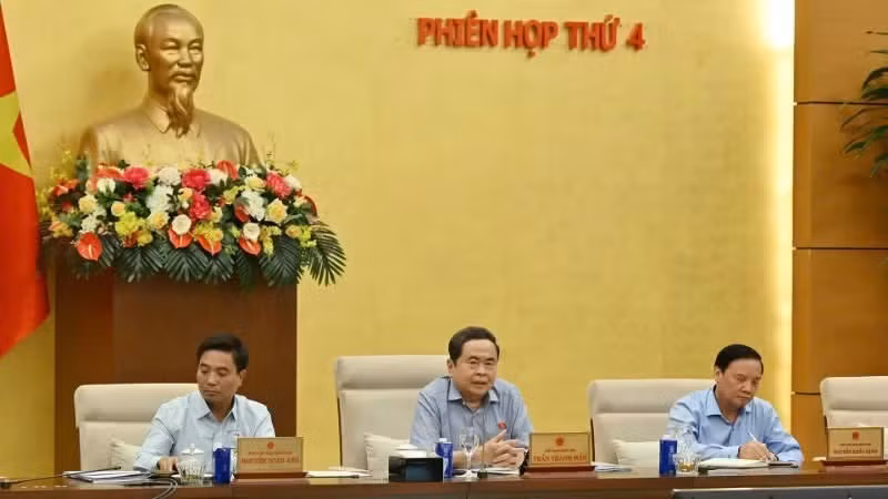 El presidente de la Asamblea Nacional de Vietnam, Tran Thanh Man, preside la reunión.