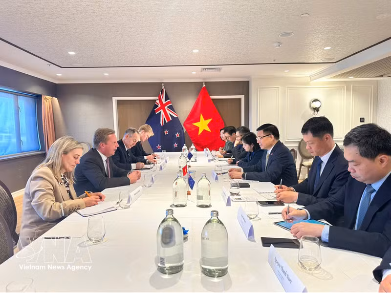En una reunión celebrada hoy entre el ministro vietnamita de Industria y Comercio, Le Manh Hung, y su homólogo neozelandés de Comercio e Inversión, Todd McClay. (Fuente: VNA)