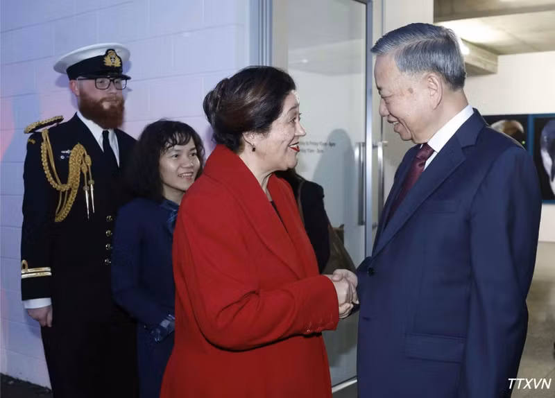 La gobernadora general de Nueva Zelanda, Dame Cindy Kiro, dio la bienvenida al secretario general del Partido Comunista y presidente de Vietnam, To Lam, para asistir a la exposición fotográfica de Fiona Pardington. (Fuente: VNA)