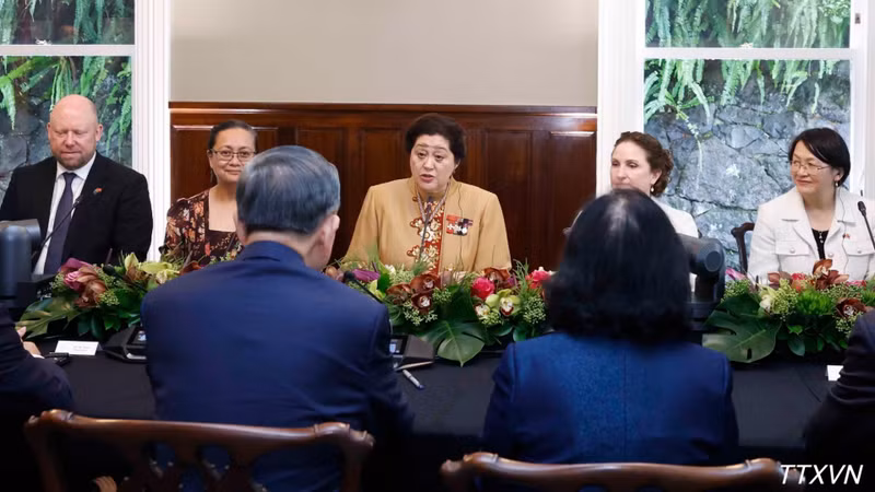 El máximo líder de Vietnam, To Lam, dialoga con la gobernadora general de Nueva Zelanda, Cindy Kiro.