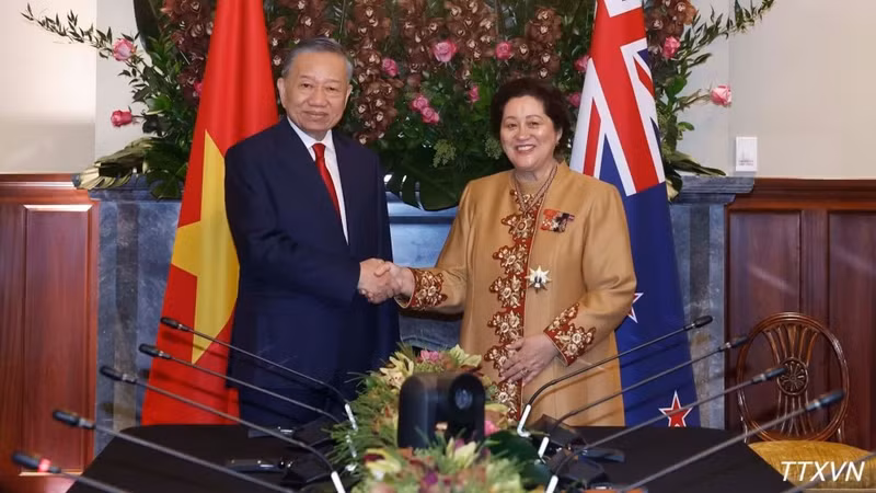 El secretario general del Comité Central del Partido Comunista de Vietnam (PCV) y presidente del país, To Lam, y la gobernadora general de Nueva Zelanda, Dame Cindy Kiro.