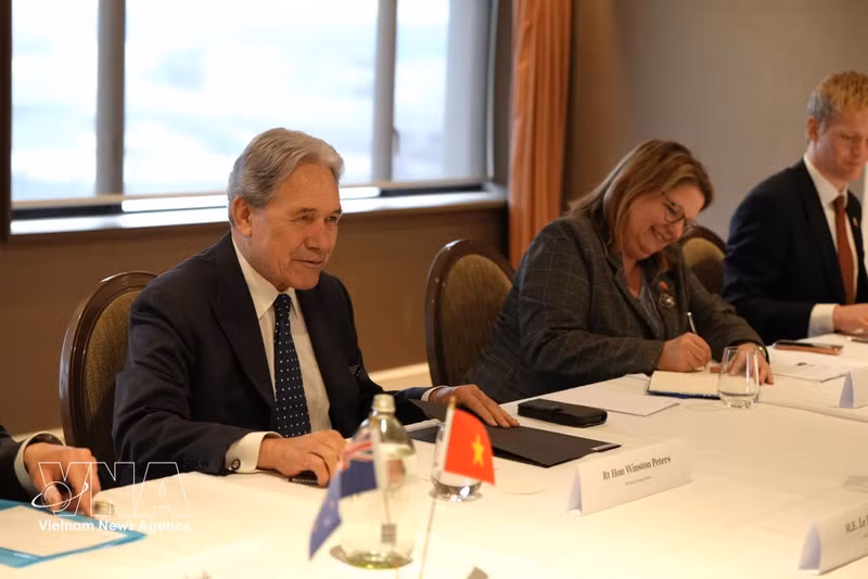 El canciller neozelandés, Winston Peters, interviene en la reunión. (Foto: VNA)