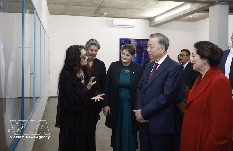 La gobernadora general de Nueva Zelanda, Dame Cindy Kiro, y el secretario general del Partido Comunista y presidente de Vietnam, To Lam, en la exposición fotográfica de Fiona Pardington. (Fuente: VNA)