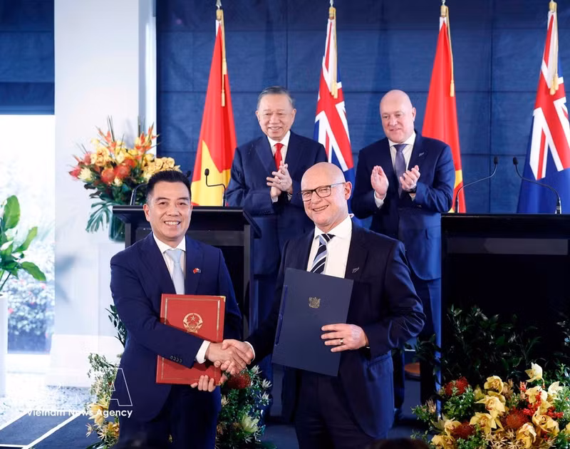 El secretario general del Partido Comunista y presidente de Vietnam, To Lam, y el primer ministro de Nueva Zelanda, Christopher Luxon, presencian el intercambio de documentos de cooperación entre ambos países. (Foto: VNA)