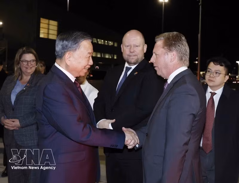 Funcionarios neozelandeses despiden al secretario general del Partido Comunista de Vietnam y presidente de la República, To Lam, en el aeropuerto internacional de Auckland, la noche del 13 de agosto (hora local). (Foto: VNA)
