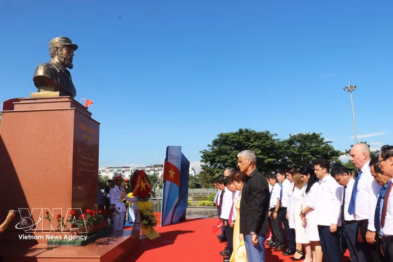 Los delegados guardan un minuto de silencio en memoria y homenaje al líder Fidel Castro Ruz. (Foto: VNA)