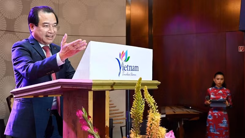 El subjefe del Departamento Nacional de Turismo de Vietnam, Ha Van Sieu, habla en la cita.