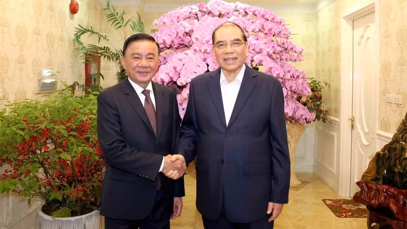 El miembro del Buró Político y miembro permanente del Secretariado del Comité Central del Partido Comunista de Vietnam, Tran Cam Tu, visita al exsecretario general del Partido, Nong Duc Manh (Foto: VNA)