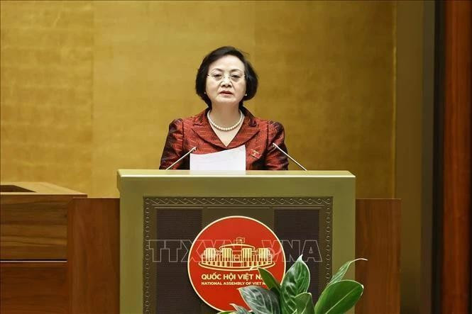 La ministra del Interior, Pham Thi Thanh Tra, autorizada por el Primer Ministro, presenta un informe sobre el proyecto de Ley de Funcionarios Públicos (modificada). (Foto: VNA) 