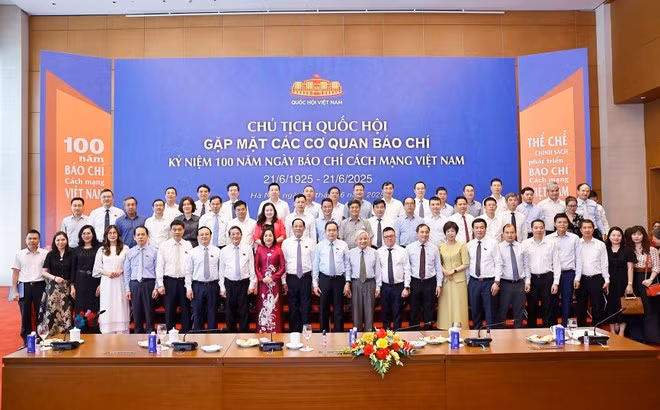 El presidente de la Asamblea Nacional, Tran Thanh Man, y los directivos de agencias de comunicación con motivo del centenario del Día de la Prensa Revolucionaria de Vietnam. (Foto: VNA)