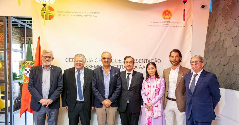 El encargado de negocios de la Embajada de Hanói en Lisboa, Nguyen Manh Thang, y algunos representantes de la Asociación de Amistad Portugal-Vietnam (Foto: VNA) 