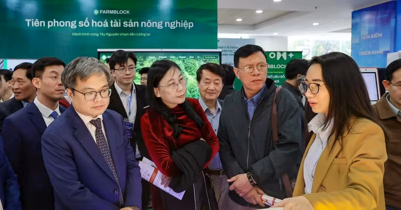 Autoridades de la ciudad de Hanói visitan la Bolsa de Tecnología de Hanoi (HanoTEX). (Fuente: VNA)