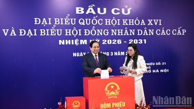 El primer ministro de Vietnam, Pham Minh Chinh, y su cónyuge emiten su voto en el colegio electoral número 21, ubicado en el barrio de Tay Ho, en Hanói.