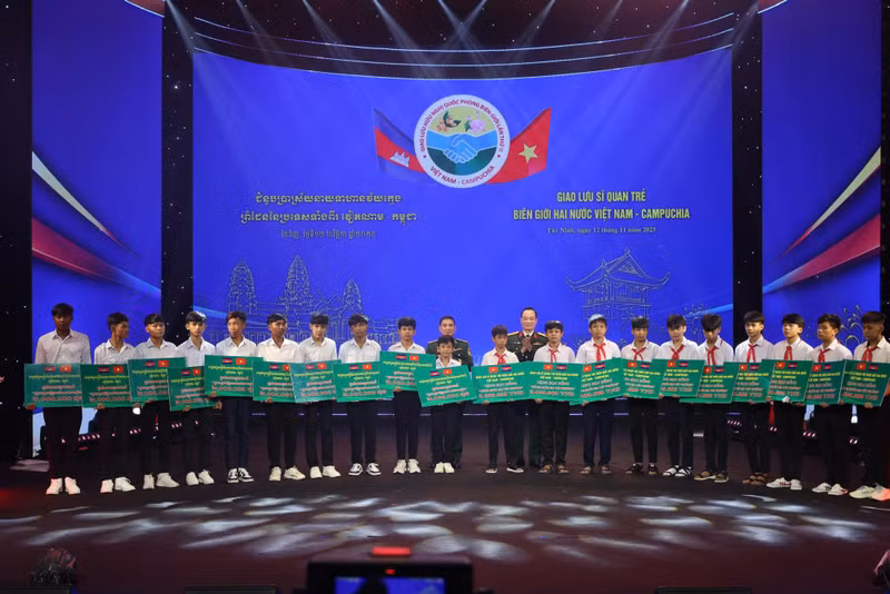 Los estudiantes en situación desfavorable reciben las becas.