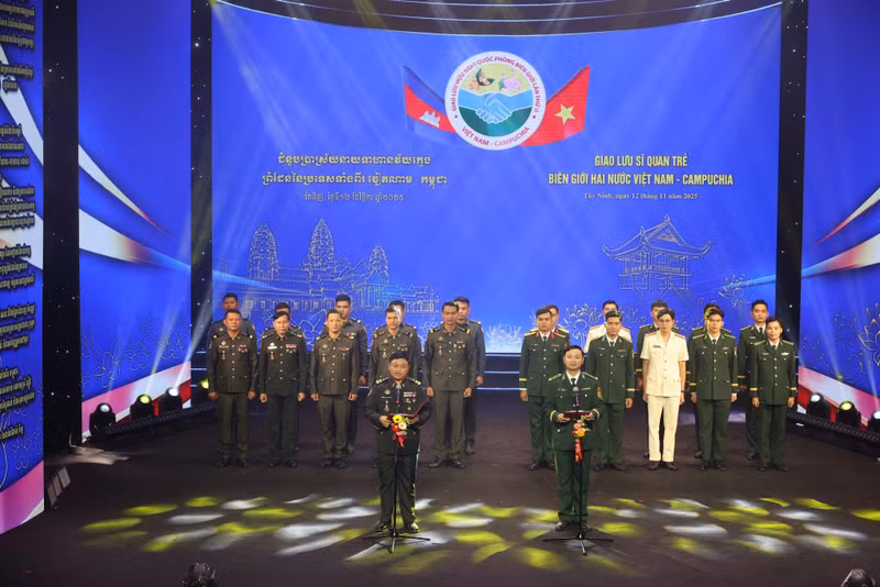 Oficiales jóvenes de Vietnam y Camboya leen una carta en la que expresan su compromiso de construir y proteger una frontera de paz, amistad y desarrollo.