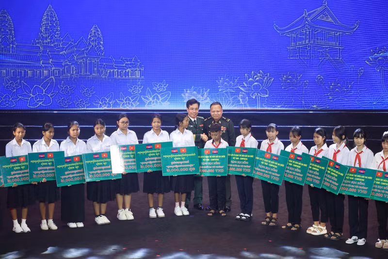 En el segundo Encuentro de Amistad de Defensa Fronteriza Vietnam-Camboya, el Ministerio de Defensa de Vietnam otorga becas a 60 estudiantes de ambos países en situación desfavorables.