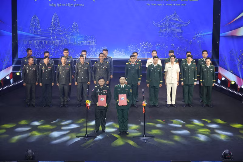 Representantes de los oficiales jóvenes de ambos países.