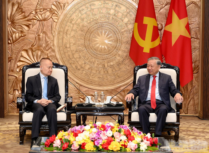 El líder partidista de Vietnam, To Lam, conversa con Liu Haixing, enviado especial del secretario general y presidente de China, Xi Jinping.