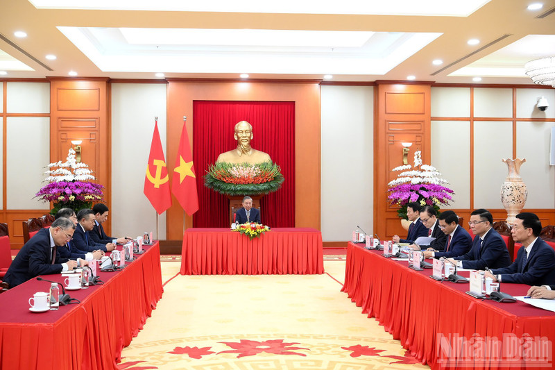 El secretario general del Partido Comunista de Vietnam, To Lam, sostiene una conversación telefónica con el presidente de Corea del Sur, Lee Jae Myung.