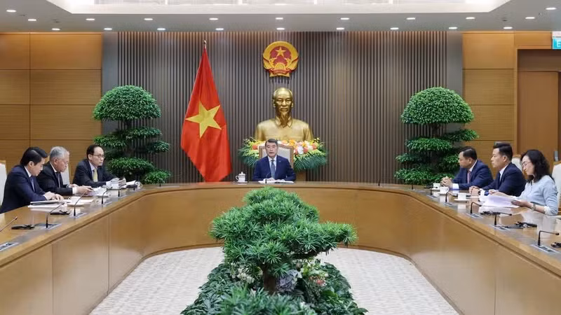 El primer ministro de Vietnam, Le Minh Hung, sostiene una conversación telefónica con su homólogo de Nueva Zelanda, Christopher Luxon.