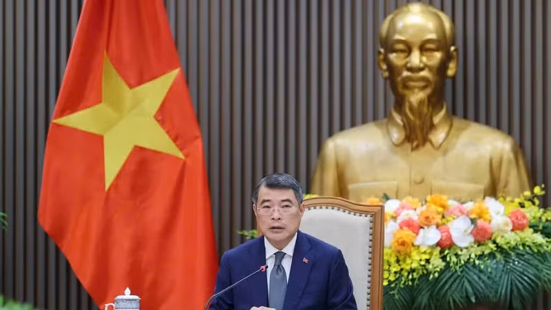 El primer ministro de Vietnam, Le Minh Hung, sostiene una conversación telefónica con su homólogo de Nueva Zelanda, Christopher Luxon.