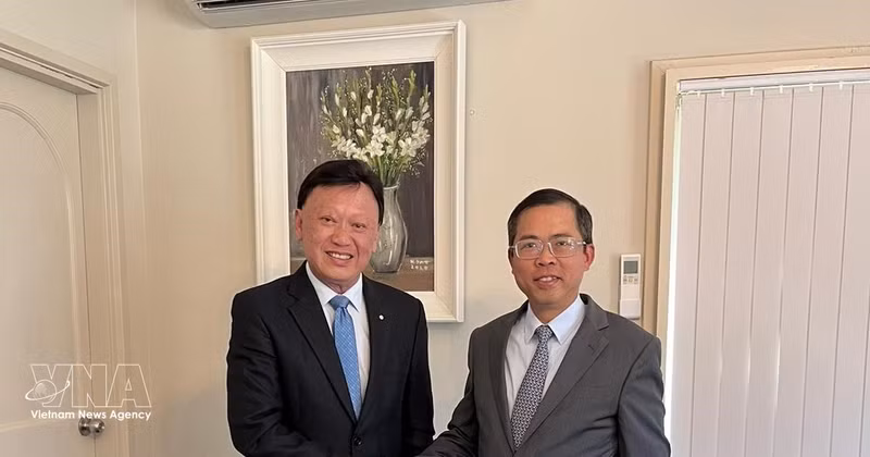 Francis Wong OAM (izquierda), presidente del Foro Empresarial Australia-Asean (AABF), durante una reunión de trabajo con el embajador de Vietnam en Australia, Pham Hung Tam. (Foto: VNA)