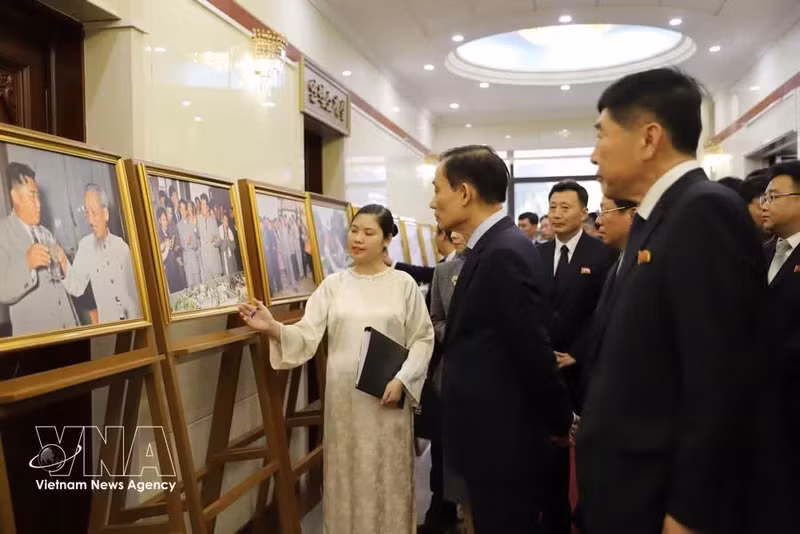 Delegados aprecian las fotos en la muestra (Foto: VNA)