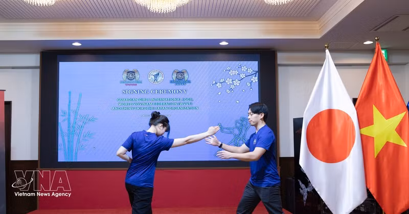 Una estudiante japonesa de vovinam demuestra cómo defenderse de diversos métodos de ataque. (Foto: VNA)