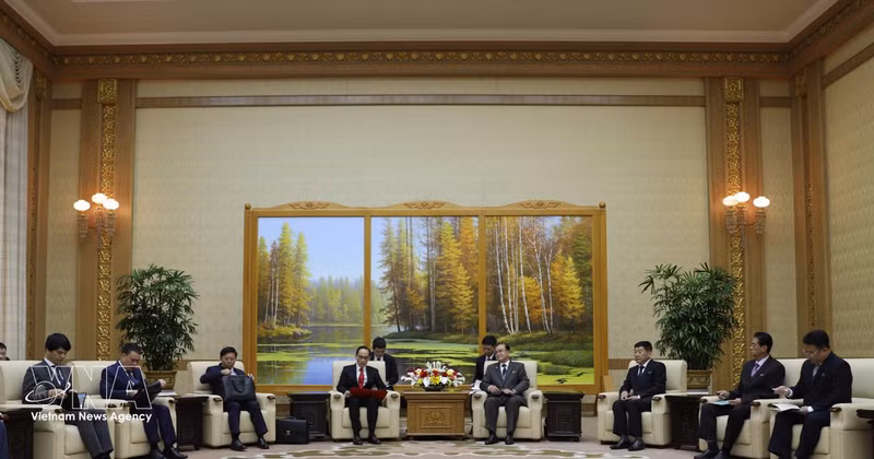 El miembro del Buró Político y ministro de Relaciones Exteriores, Le Hoai Trung, sostuvo hoy un encuentro con Jo Yong Won, presidente del Comité Permanente de la Asamblea Popular Suprema y titular de ese órgano legislativo de la República Popular Democrática de Corea (RPDC). (Fuente: VNA)